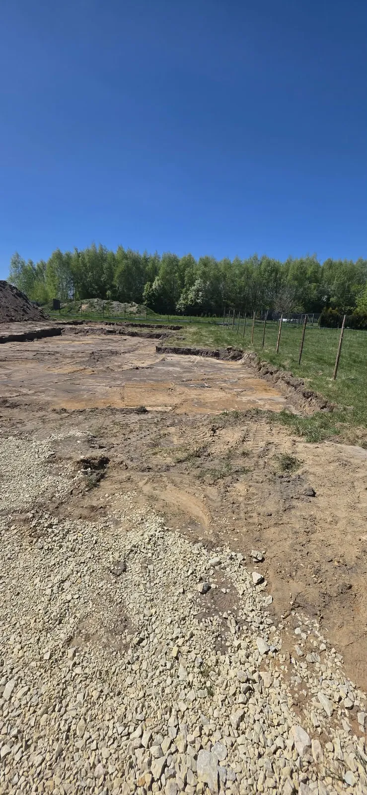 Wykop pod fundament z wyrównanym dnem, przygotowany pod ławy fundamentowe